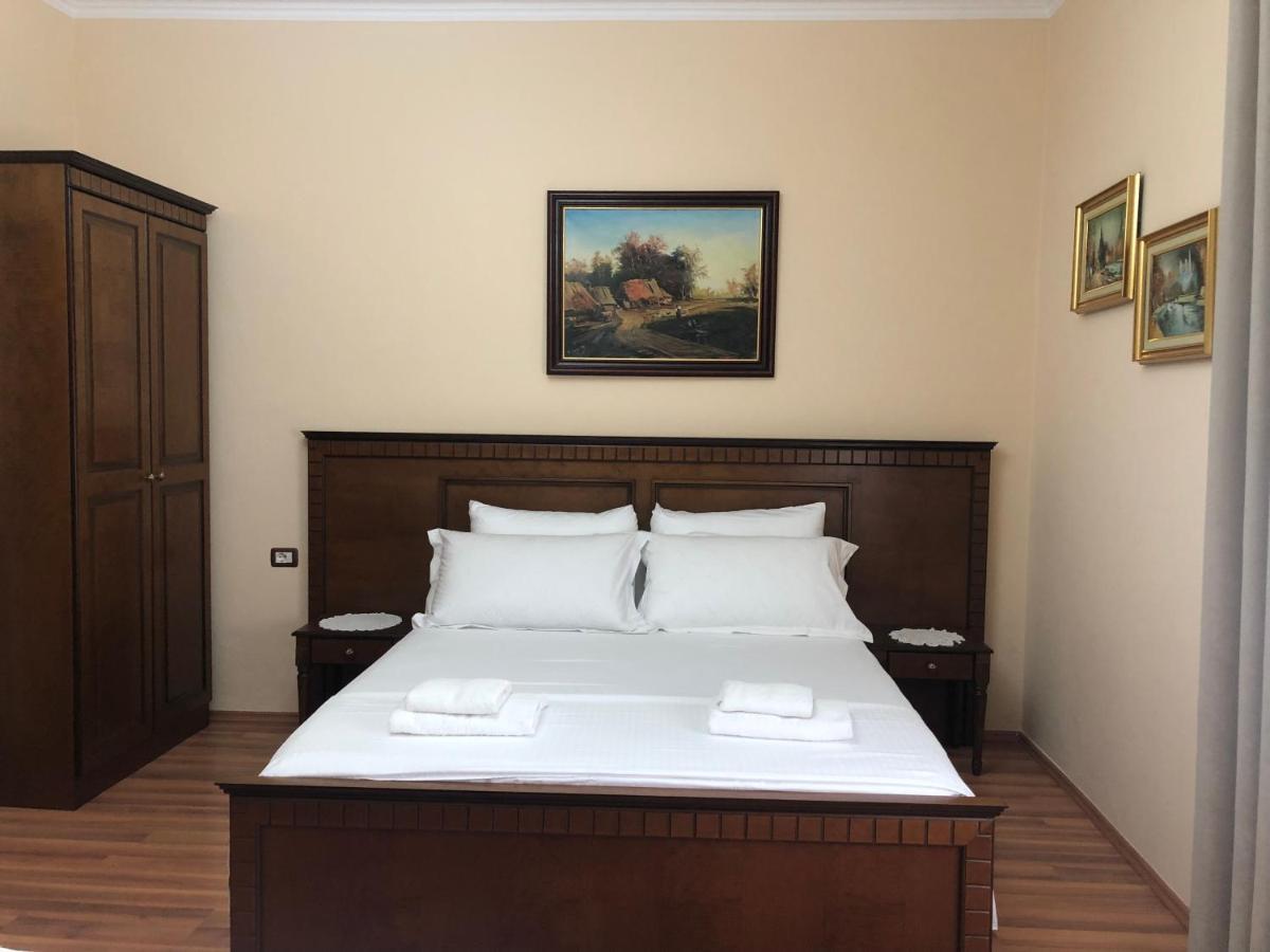Villa Garden Berat Luaran gambar